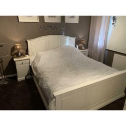 Ikea bed 160 x 200 incl dressoir en nachtkastjes