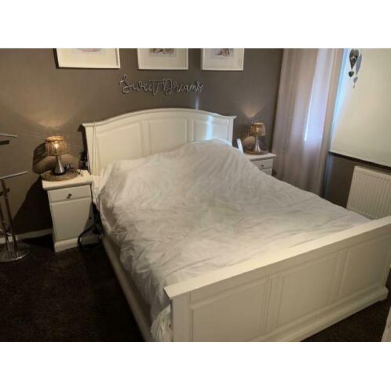 Ikea bed 160 x 200 incl dressoir en nachtkastjes