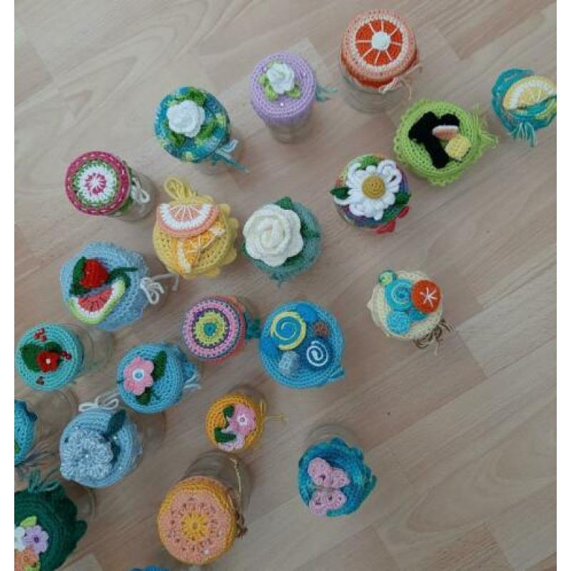 Traktatie potjes 26 stuks , nieuw zelfgehaakte deksels