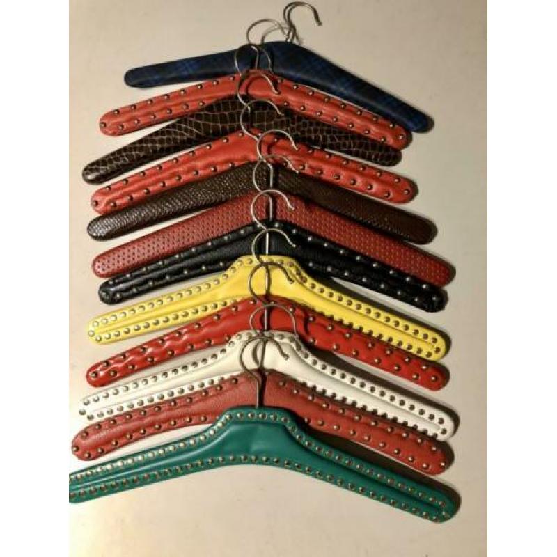 12 vintage klerenhangers in één koop