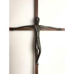 Kruis Jezus Christus brons minimalistisch oud eenvoudig hout