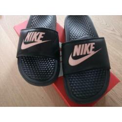 Waanzinnig mooie badslippers van Nike mt 36.5 nieuwstaat!