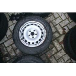Volkswagen caddy 15 inch velgen met Pirelli winterbanden
