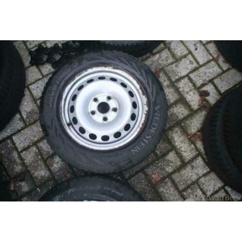 Volkswagen caddy 15 inch velgen met Pirelli winterbanden