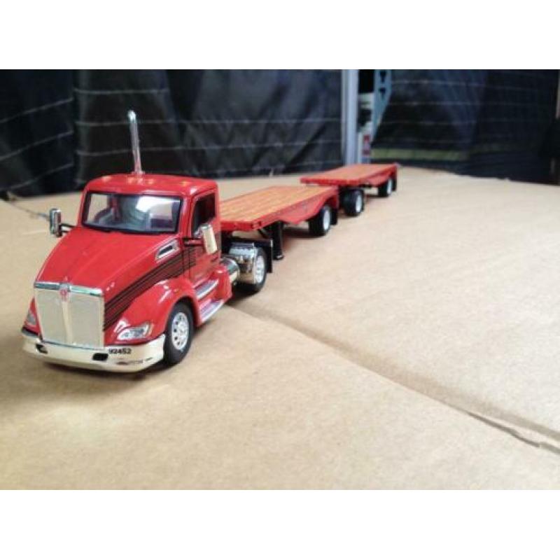 Tonkin Kenworth T700 dubbele trailers Tiger Lines