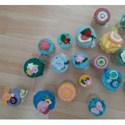Traktatie potjes 26 stuks , nieuw zelfgehaakte deksels