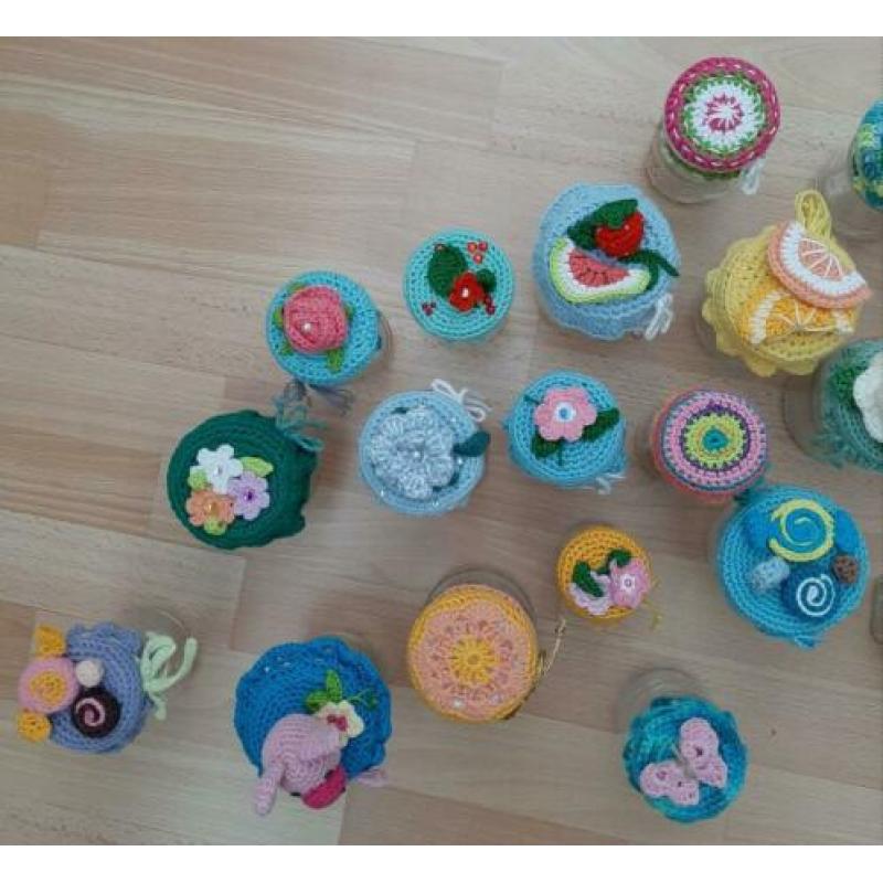 Traktatie potjes 26 stuks , nieuw zelfgehaakte deksels