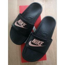 Waanzinnig mooie badslippers van Nike mt 36.5 nieuwstaat!