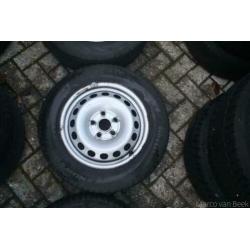 Volkswagen caddy 15 inch velgen met Pirelli winterbanden