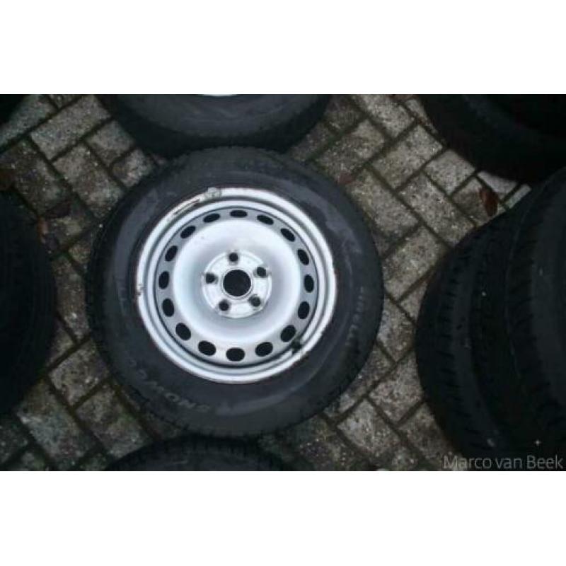Volkswagen caddy 15 inch velgen met Pirelli winterbanden