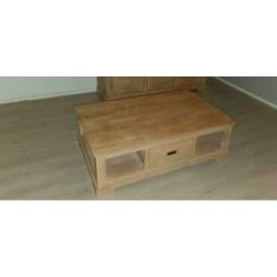Zo goed als nieuw! Salon tafel (massief hout). Opbergruimte