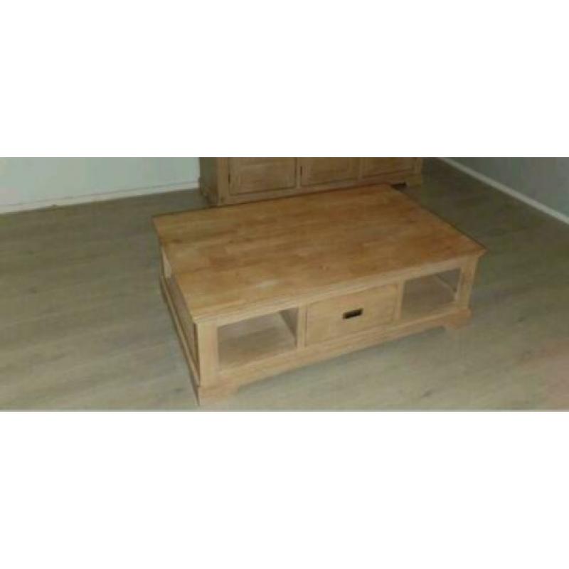 Zo goed als nieuw! Salon tafel (massief hout). Opbergruimte