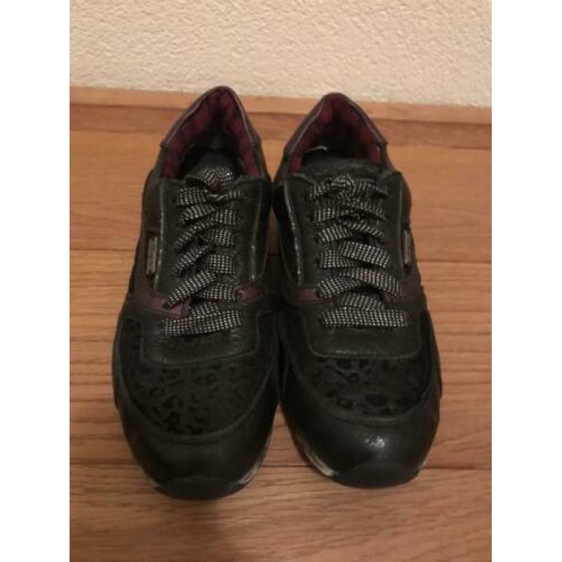 Leuke lederen meiden sneakers van Vingino mt 34