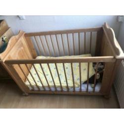 Mooi ledikant, incl matras en beddengoed