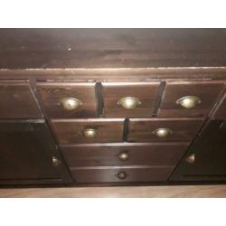 Dressoir van massief teakhout met messing handgrepen