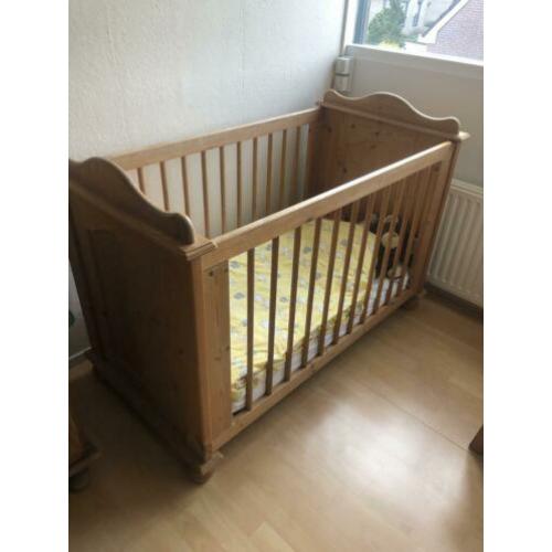 Mooi ledikant, incl matras en beddengoed