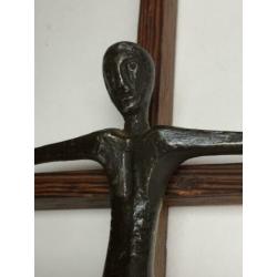 Kruis Jezus Christus brons minimalistisch oud eenvoudig hout