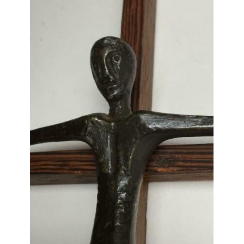 Kruis Jezus Christus brons minimalistisch oud eenvoudig hout