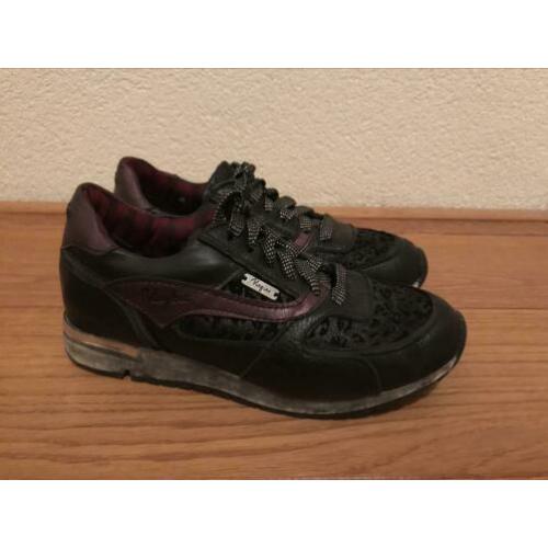 Leuke lederen meiden sneakers van Vingino mt 34