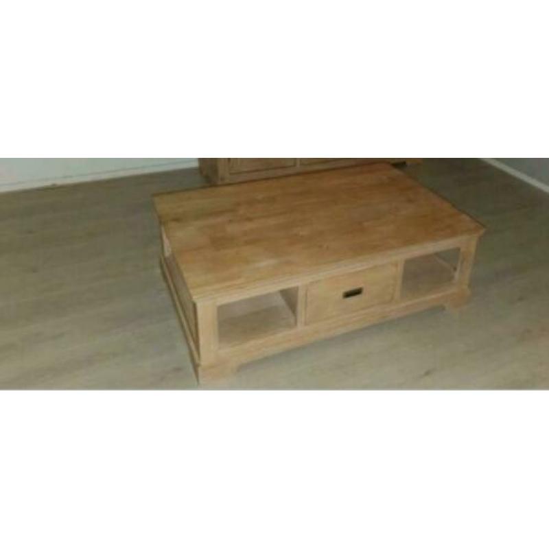 Zo goed als nieuw! Salon tafel (massief hout). Opbergruimte