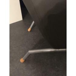 Mooie grijze leren fauteuil van het merk Leo lux?