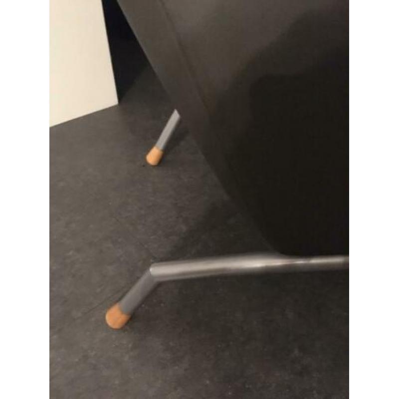 Mooie grijze leren fauteuil van het merk Leo lux?