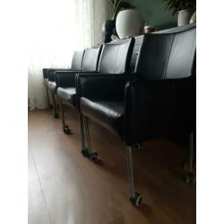 4 zwarte stoelen op wieltjes