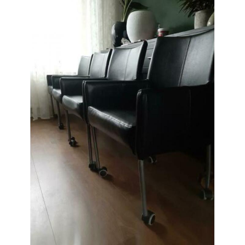 4 zwarte stoelen op wieltjes