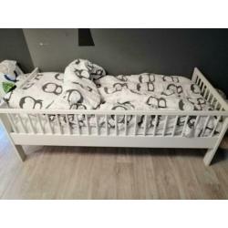 Compleet wit peuter bed met toebehoren.