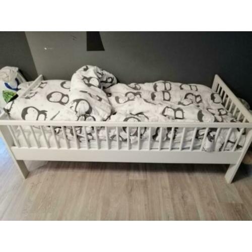 Compleet wit peuter bed met toebehoren.