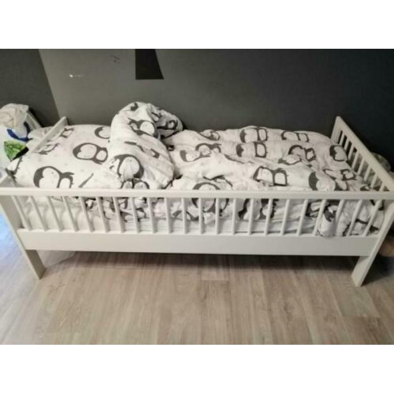 Compleet wit peuter bed met toebehoren.