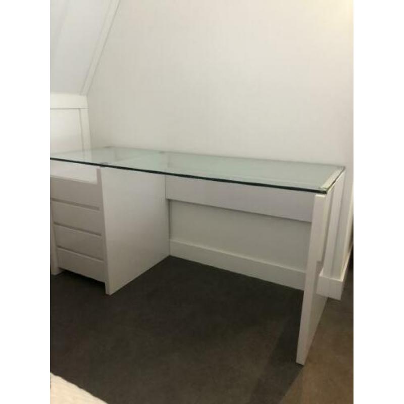 Design bureau met glazenblad