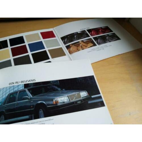 Volvo 760 folder map met losse kleurstalen in prima staat