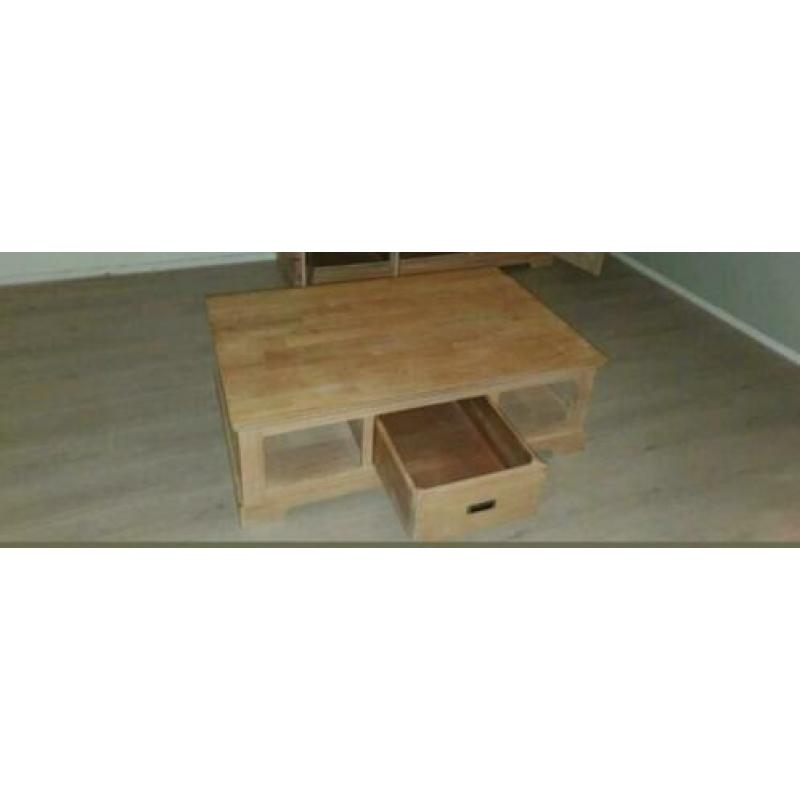 Zo goed als nieuw! Salon tafel (massief hout). Opbergruimte
