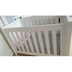 Ledikant / kinderbed en commode, Interbaby Miami, wit