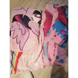 Compleet wit peuter bed met toebehoren.