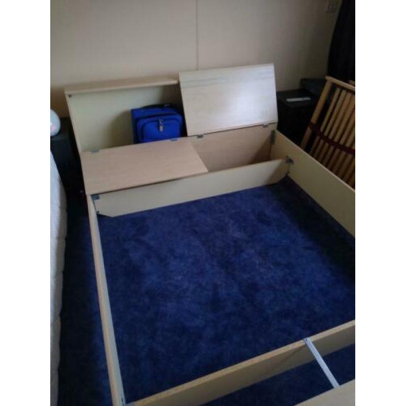 2 persoons bed 80x200cm incl bedbodems en kastje