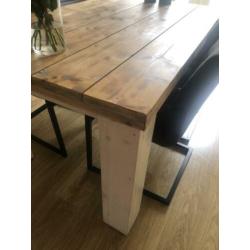 Robuuste steigerhouten tafel