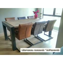 Industriele eettafel op maat met oud eiken wagondelen blad