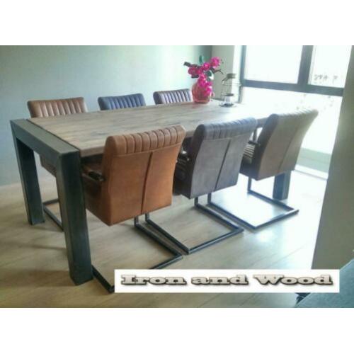 Industriele eettafel op maat met oud eiken wagondelen blad