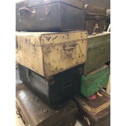 Diversen metalen koffers