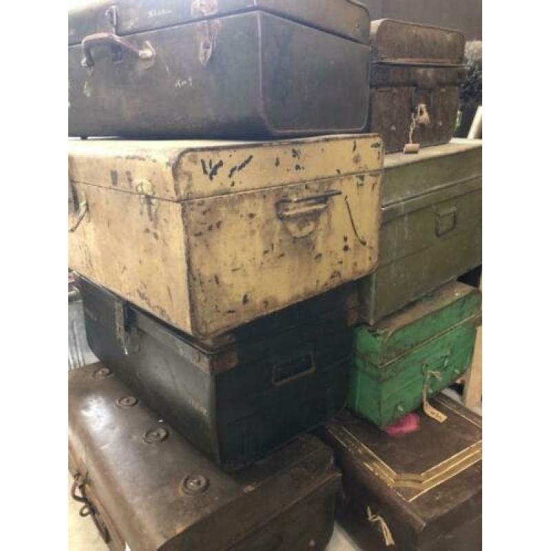 Diversen metalen koffers
