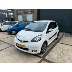 Toyota Aygo 1.0-12V Dynamic Navigator Bj.2011 / Navi / Airco