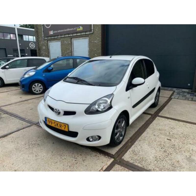 Toyota Aygo 1.0-12V Dynamic Navigator Bj.2011 / Navi / Airco