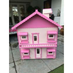 Groot poppenhuis met meubels, verlichting en poppen