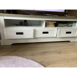 Zeer nette houten tv meubel met 3 laadjes