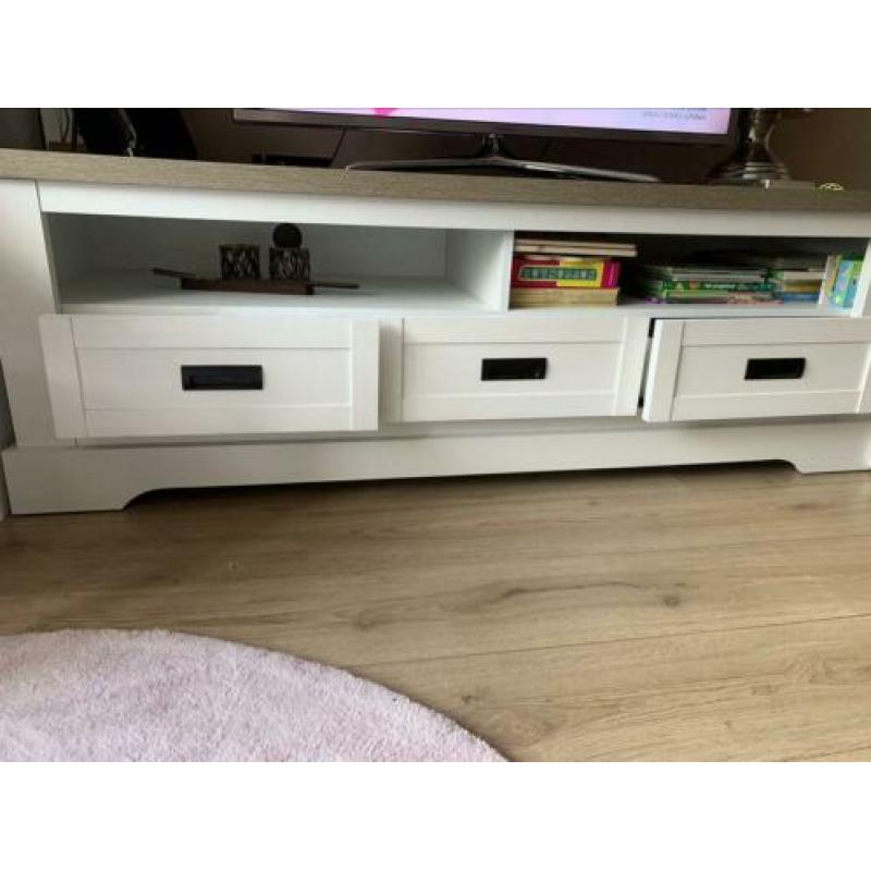 Zeer nette houten tv meubel met 3 laadjes
