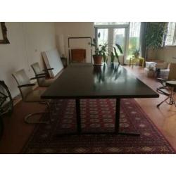 Mooie grote zwarte (vergader/werk/eet)tafel