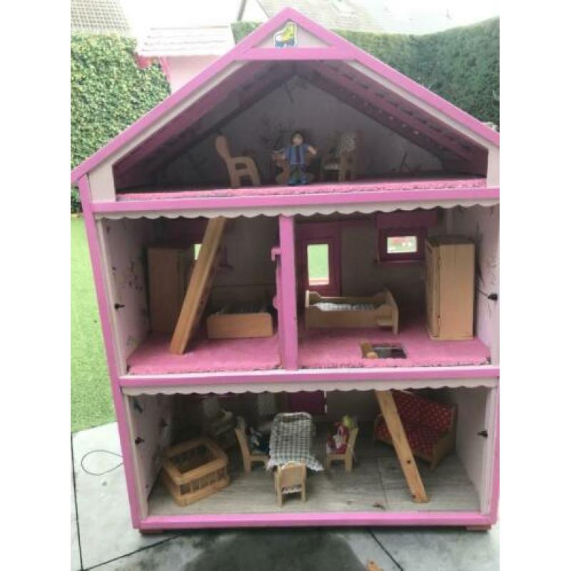 Groot poppenhuis met meubels, verlichting en poppen