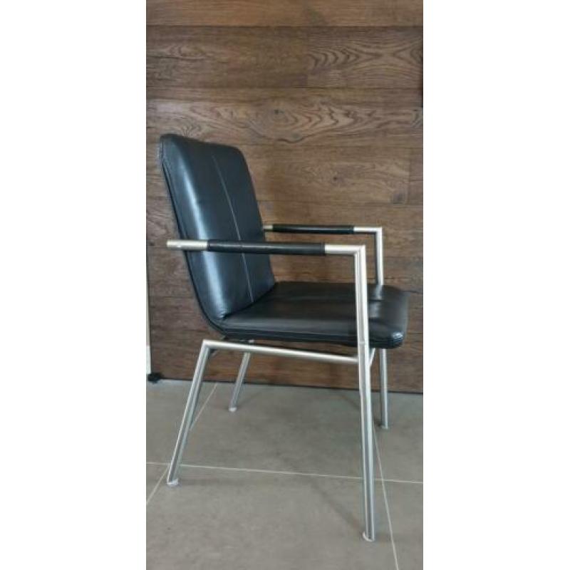 Zes zwart lederen Henders en Hazel Dafur design stoelen